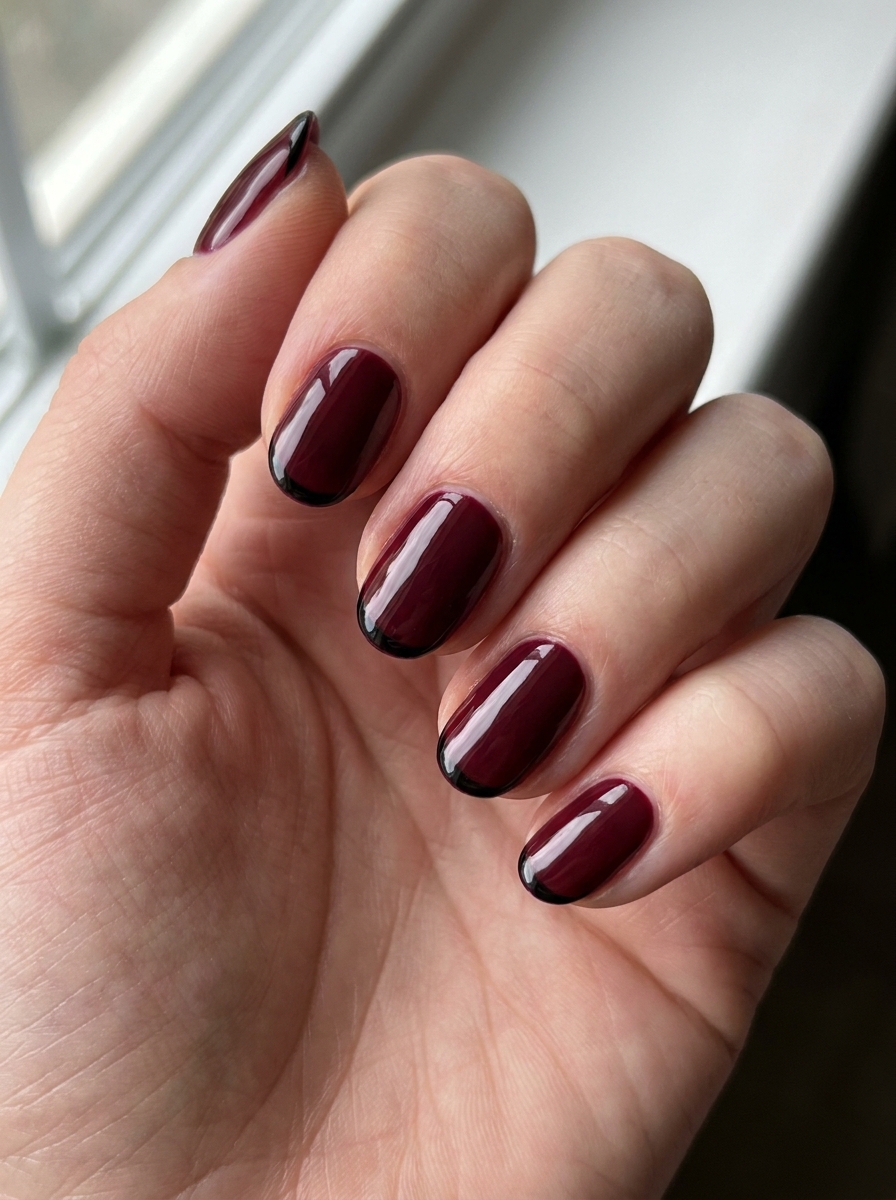 Burgundy mit Black Micro French als Dunkelrote Nägel Ideen Inspiration 2026